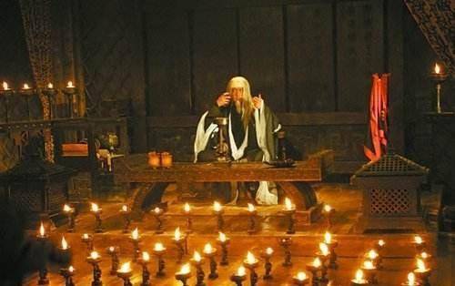 就为了多活10年，大师点了一盏灯，灯七天七夜不灭，结果悲剧了