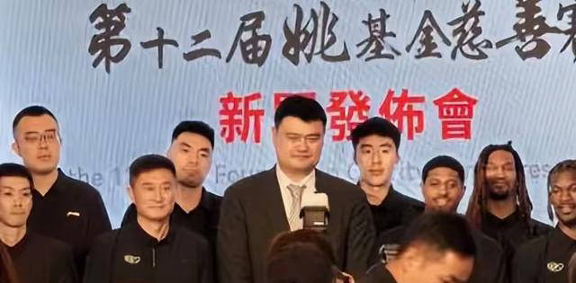 易建联签署豪华合同，杜锋信心倍增；姚明着正装谈笑，韩德君专注手机