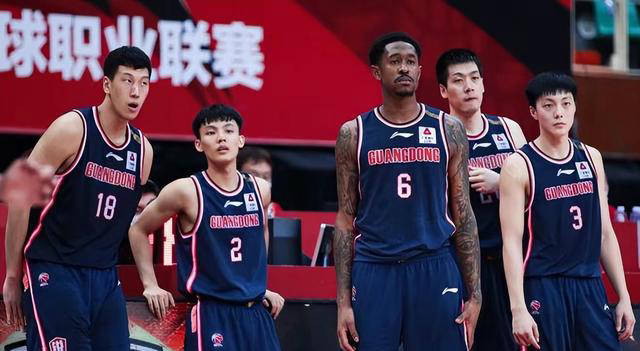 易建联签署豪华合同，杜锋信心倍增；姚明着正装谈笑，韩德君专注手机