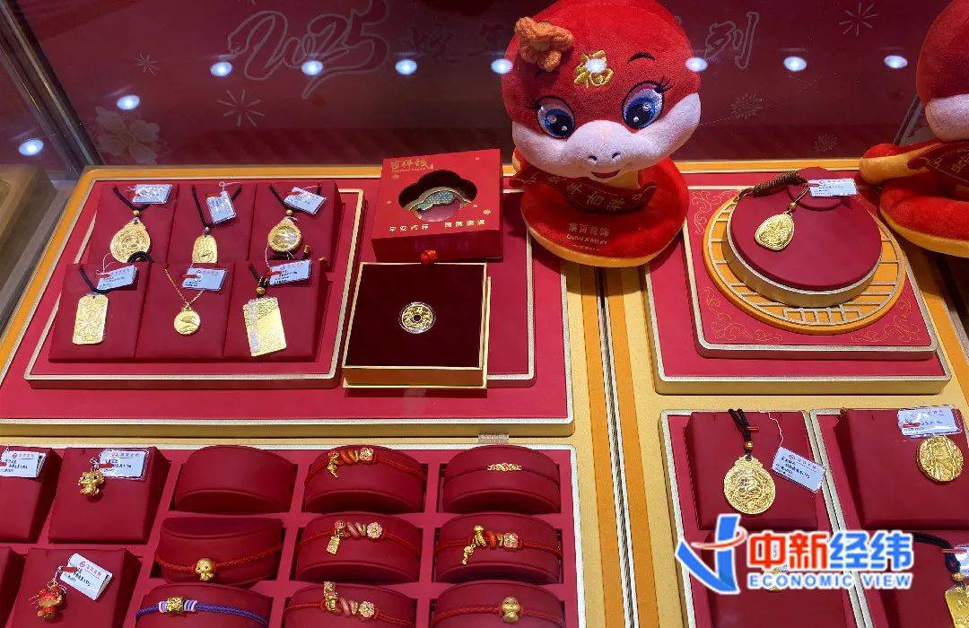 再刷历史记录，金价逼近900元大关！