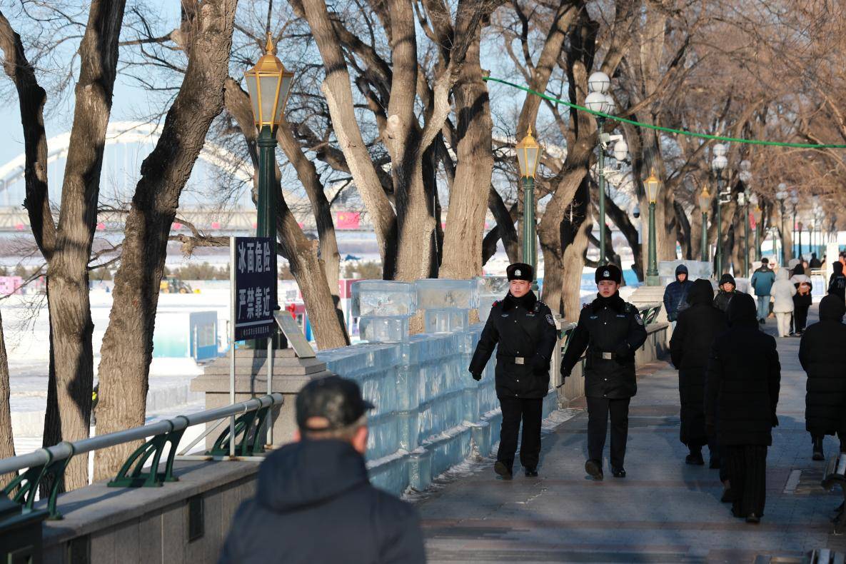 警民携手织密沿江安全网