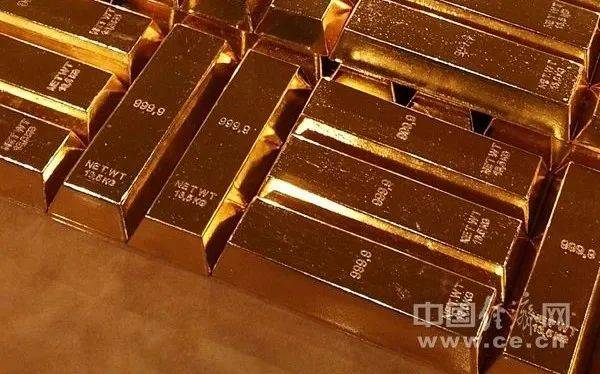 金价跳水！有人拉着行李箱扫货