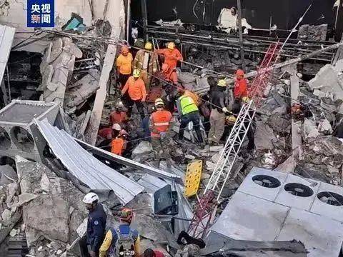 歌手正在演出，屋顶突然坍塌，已致79人死亡！知名球星与该国省长等遇难，总统宣布：全国哀悼3天