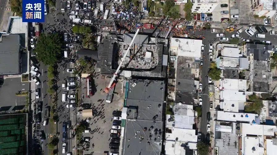 歌手正在演出，屋顶突然坍塌，已致79人死亡！知名球星与该国省长等遇难，总统宣布：全国哀悼3天