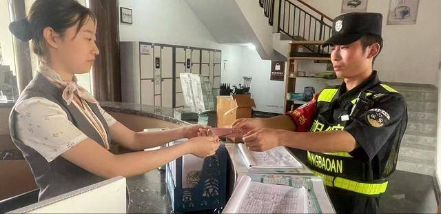 游客手机掉入水中 南阳保安热情相助