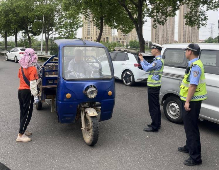 痛心！被醉驾车顶行600米的江夏交警蒋仲超，昏迷12天后牺牲