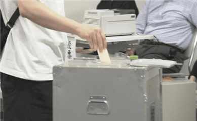 日本东京都议会选举进行投票