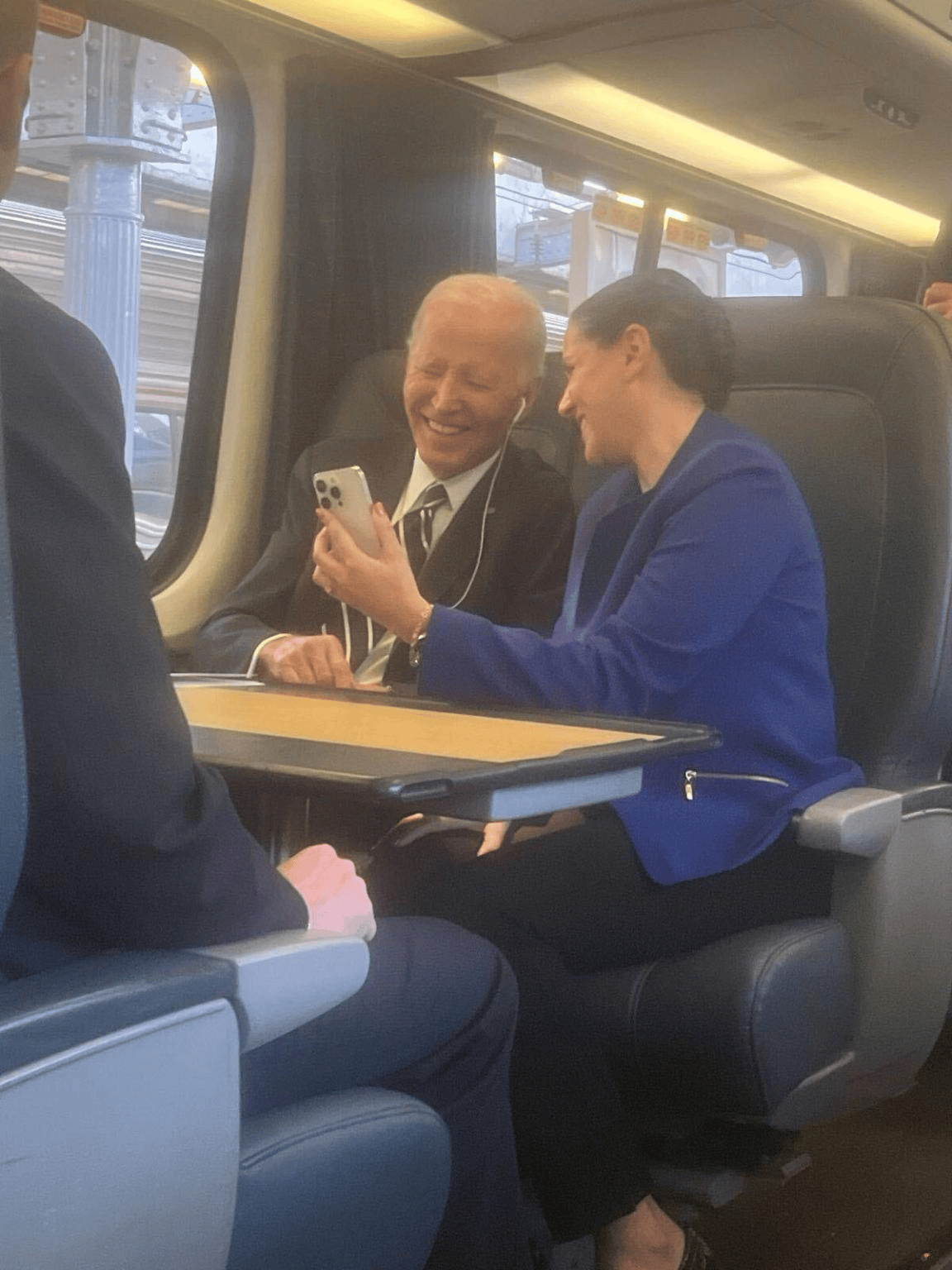 美媒曝光画面：拜登搭乘美铁列车途中在“静音车厢”讲话引乘客吐槽